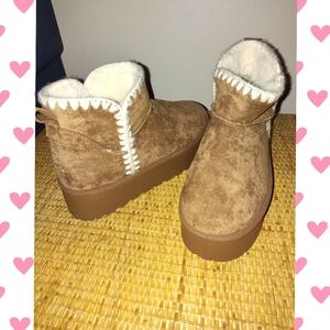 Cozy Tan Women's UGG Style Boots With Cute Stitching Pattern. Size 7